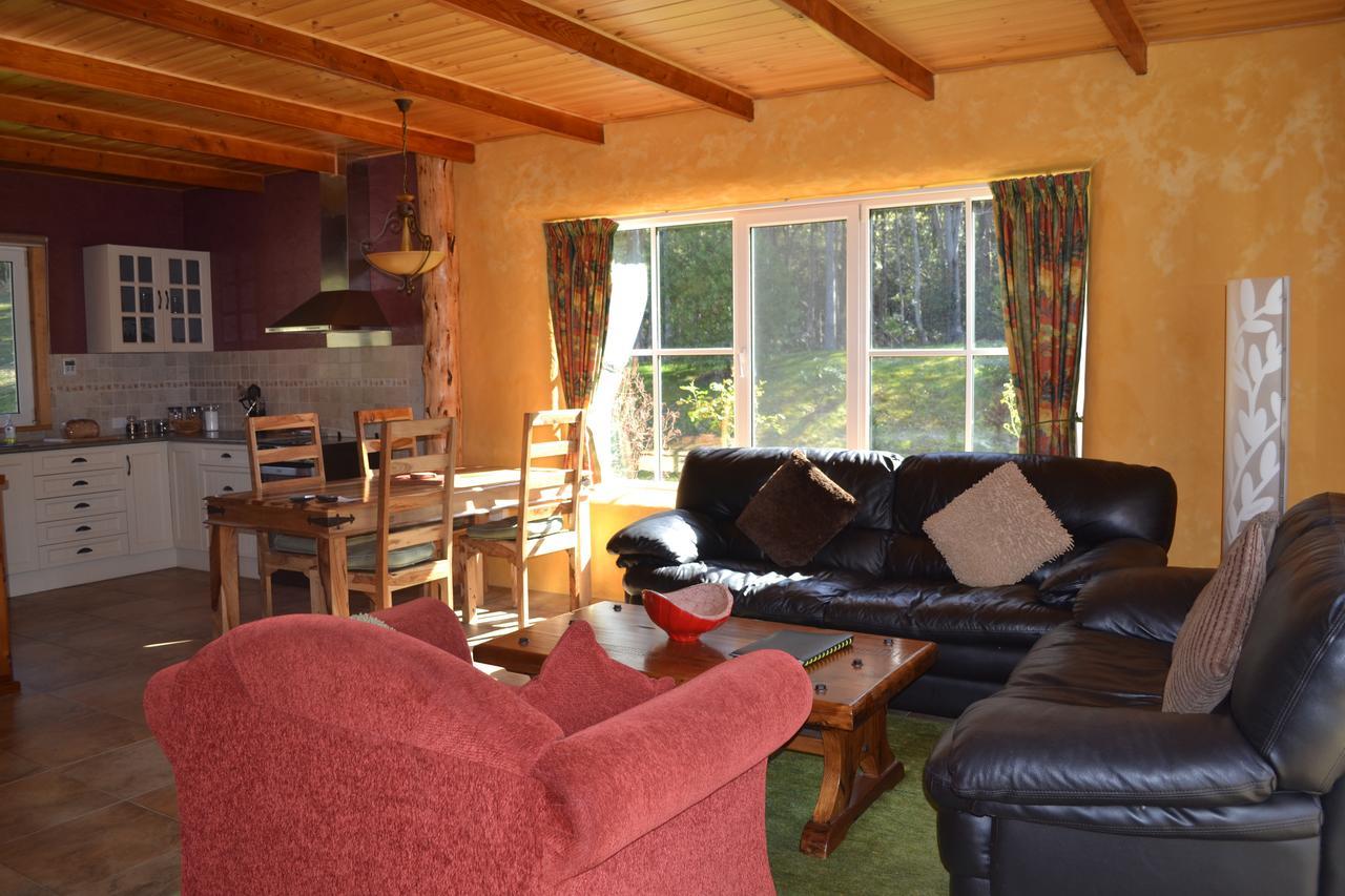 Whispering Spirit Holiday Cottages & Mini Ponies Franklin Exterior photo